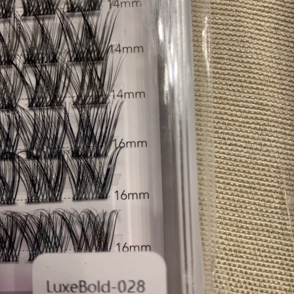 Veyes Beauty. Complete eyelash kit. Lashes, applicator, glue & remover. NIB - Picture 4 of 8